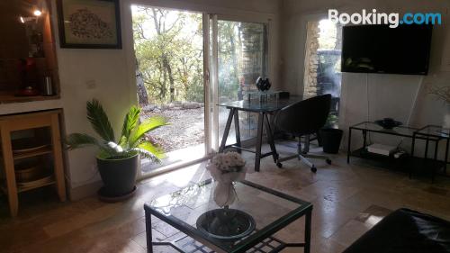 带按摩浴缸的家庭两卧室房