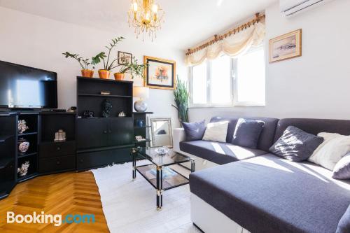 带阳台的两卧室公寓