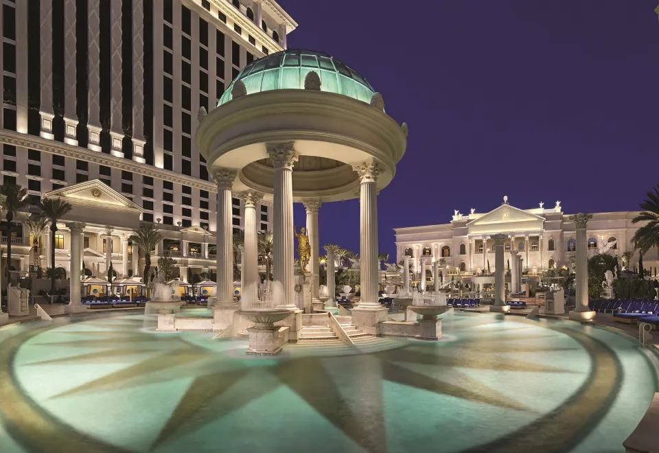 How to get to Caesars Palace in Paradise by Bus?