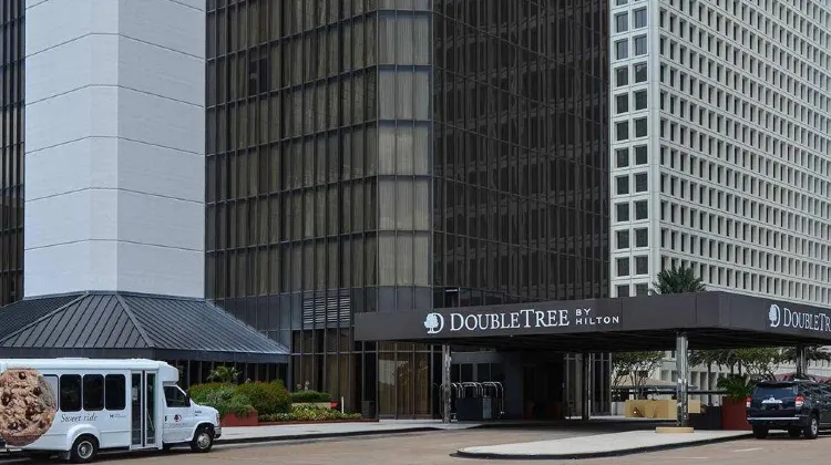 DoubleTree by Hilton Hotel Houston Greenway Plaza Exterior