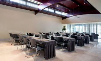 a large conference room with multiple rows of chairs arranged in a semicircle , providing seating for a large group of people at Roca Nivaria Gran Hotel
