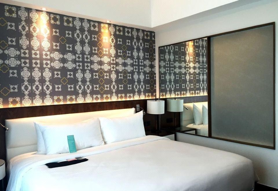 大型客房，一张特大床