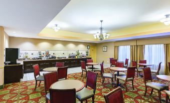 La Quinta Inn & Suites by Wyndham Houston East at Normandy