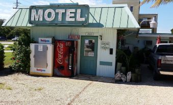 Royal Hawaiian Motel/Botel