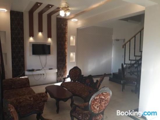 两卧室泳池别墅