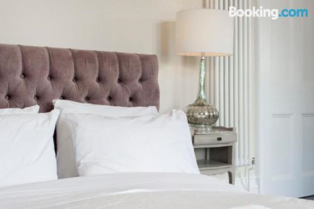 带修道院景的高级房