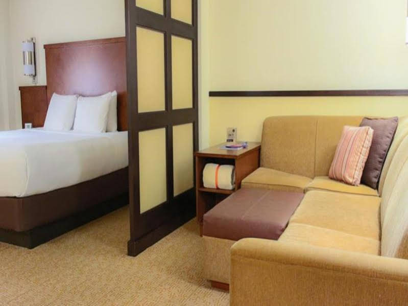 高楼层特大床房附梳化床