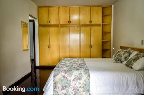 带山景的双人间