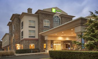 Holiday Inn Express & Suites Long Island-East End