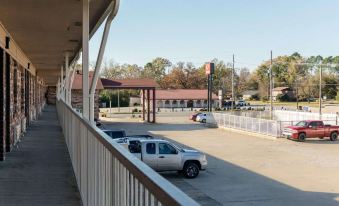 Econo Lodge Russellville I-40