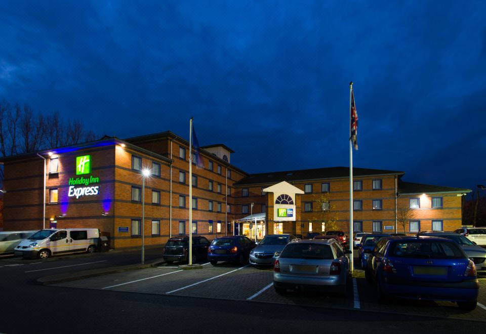 "a large building with a sign that says "" holiday inn express "" and several cars parked in front of it" at Holiday Inn Express Droitwich Spa