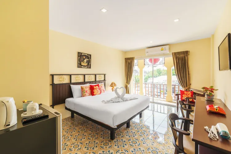 ห้องดีลักซ์ เตียงใหญ่ 1 เตียง มีระเบียง มีหน้าต่าง