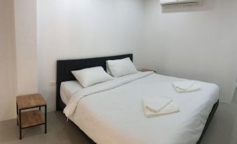 Tonggrila Patong Hostel - Adults Only