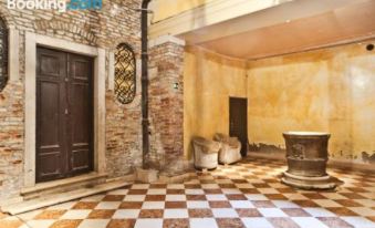 Very Central Apartment in Historical 1600 Palace with Lift - Via XXII Marzo