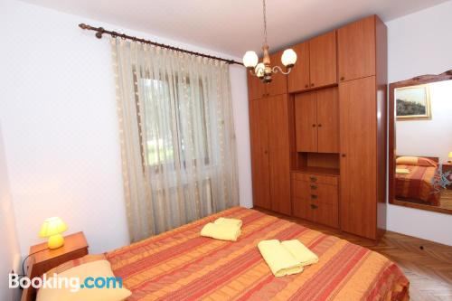 带阳台的两卧室公寓