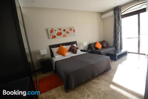 带阳台和海景的豪华双人房