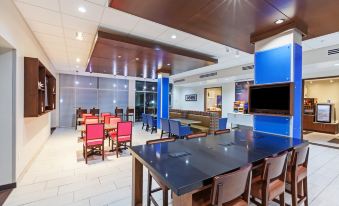 Holiday Inn Express & Suites Tulsa South - Woodland Hills