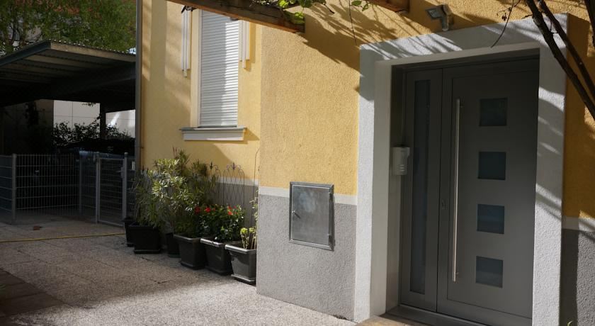 带露台的三卧室公寓