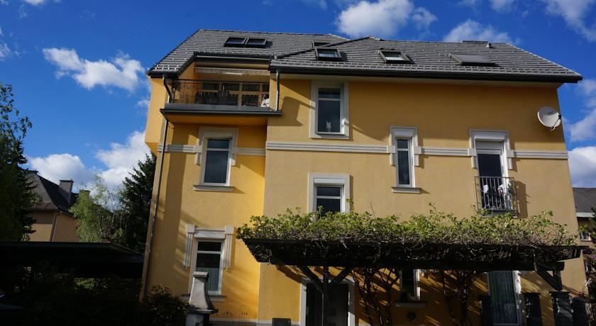 带露台的三卧室公寓