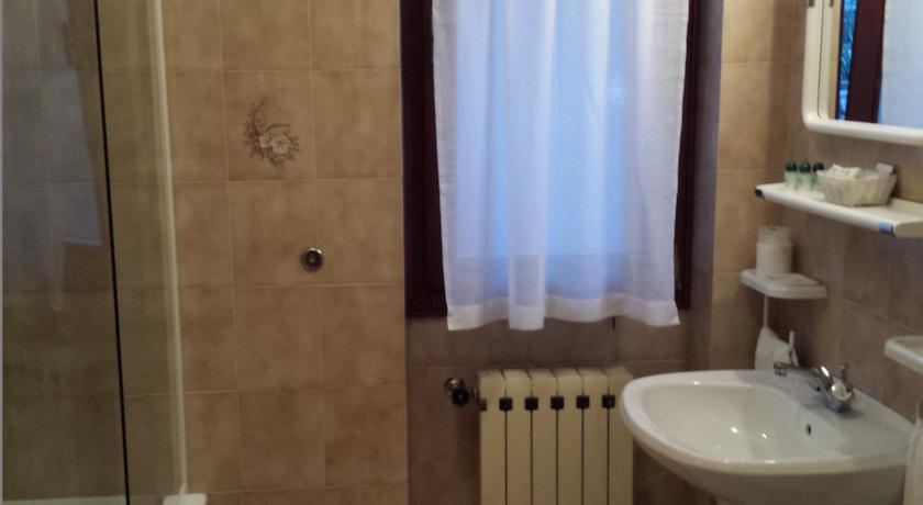 双卧室湖景公寓