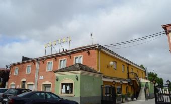 Hostal Restaurante Carolina - Housity