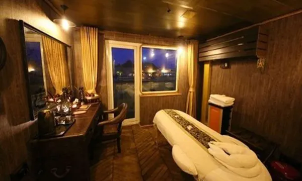 vintage luxury yacht hotel reviews