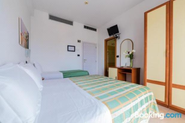 带阳台的三人房