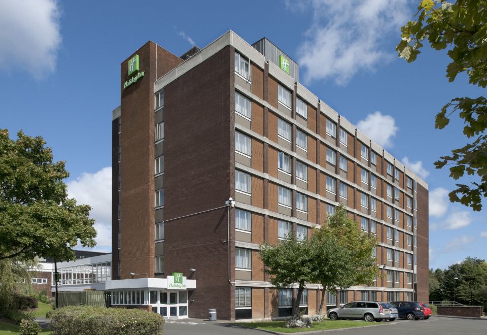 "a large brick building with a sign that reads "" holiday inn "" prominently displayed on the side of the building" at Holiday Inn Washington