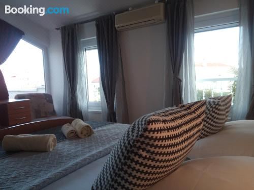 舒适两卧室公寓 - 带露台