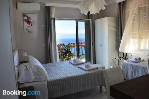 带阳台的标准三人间，享有海景