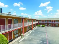Days Inn & Suites by Wyndham Arlington Near Six Flags Hotels in Arlington