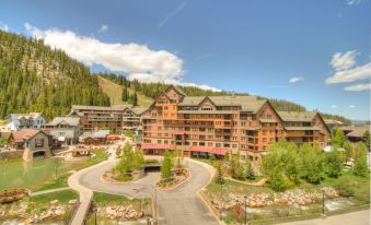 Zephyr Mountain Lodge