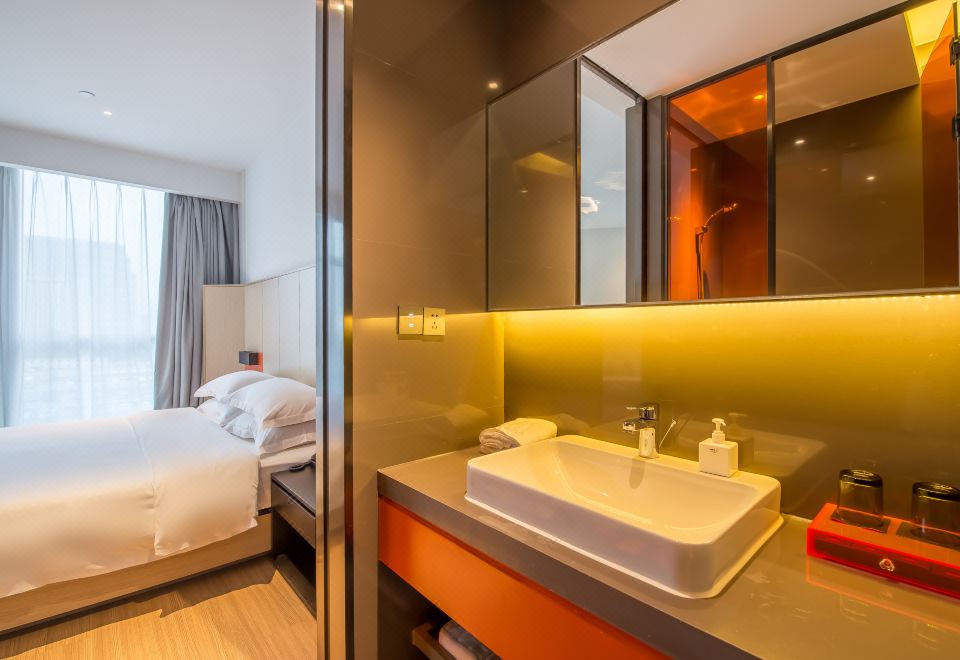 豪華套房（浴缸+夢百合床墊+保險柜+浴袍）