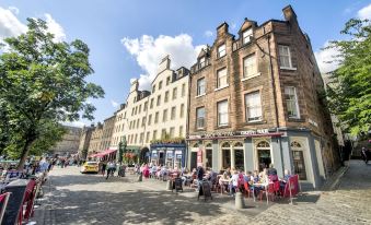 Charming Grassmarket Apartment with Castle View