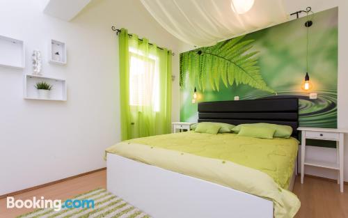 带阳台的两卧室公寓