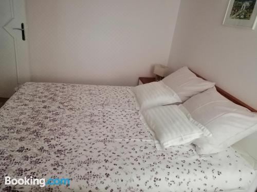 带露台的双卧室海景公寓