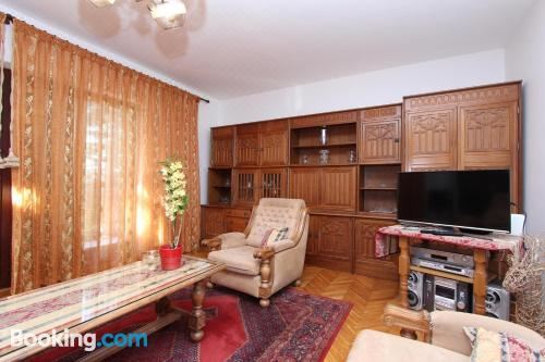 带阳台的两卧室公寓