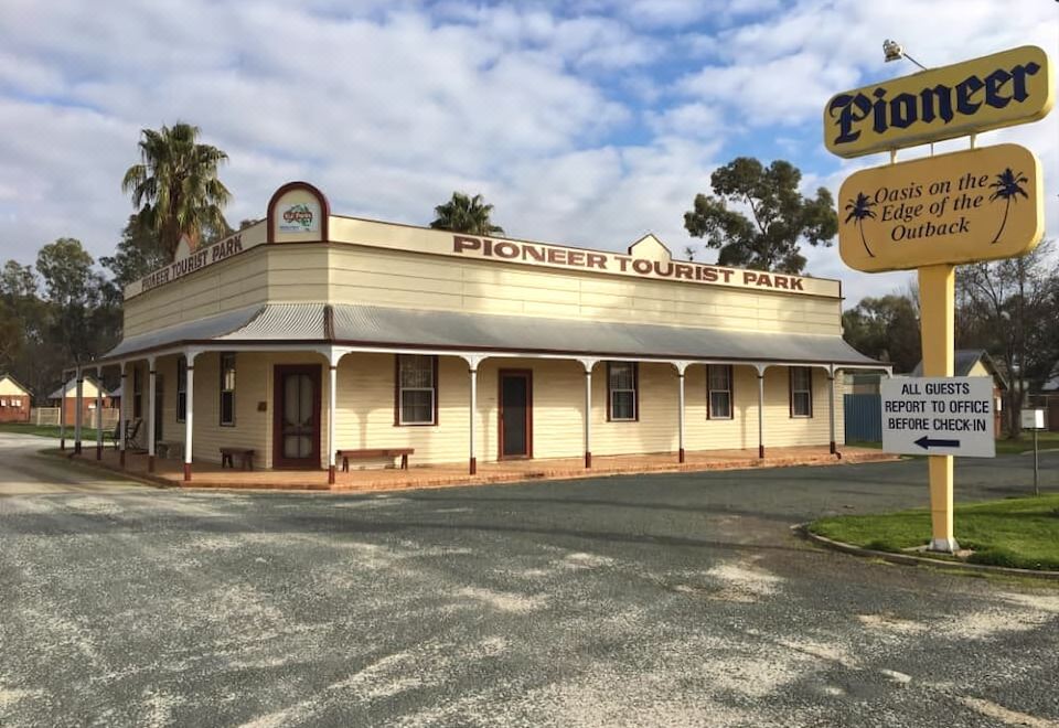 "a building with a sign that says "" pioneer tourist park "" and a yellow "" piot "" in front of it" at Deniliquin Pioneer Tourist Park