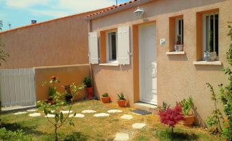 Cozy Holiday Home in Les Petits Bonneveaux Near Sea