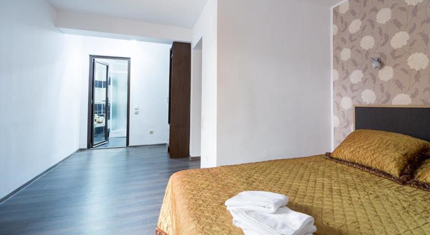 带山景的双人间