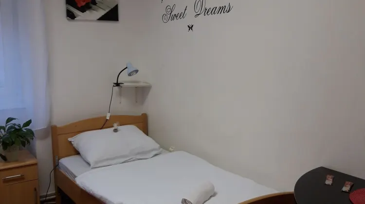 Hostel Chameleon 外観