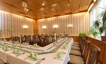Hotel Am Schlossberg - Housity