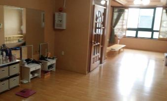 Yeosu Party Guesthouse - Hostel