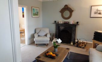 Three Ivy Cross - Housity