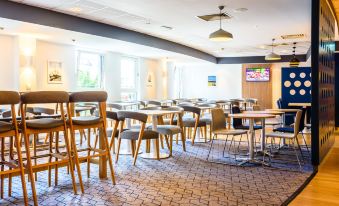 Holiday Inn Express Portsmouth Gunwharf Quays, an IHG Hotel - Housity