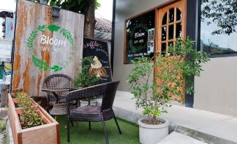 Bloom Cafe & Hostel
