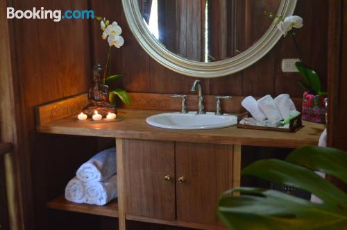 带阳台和海景的豪华双人房