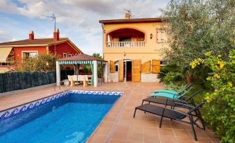 Luxurious Holiday Home in Vendrell with Swimming Pool