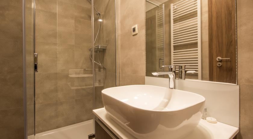 豪华双人床房（带加床）