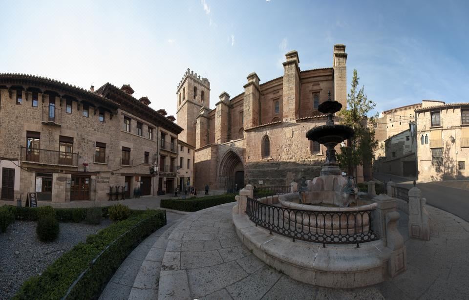 a large brick building with a fountain in front of it , surrounded by a courtyard at Hotel Mora